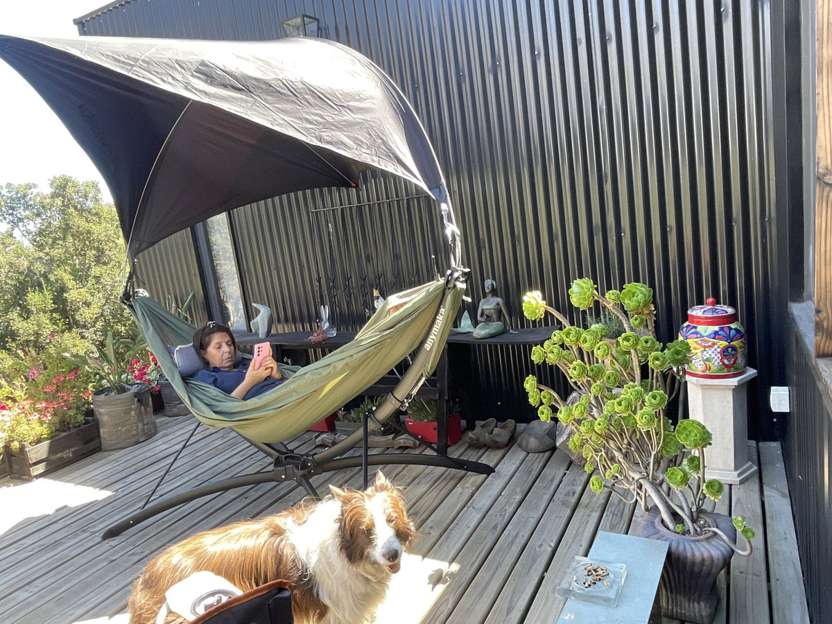 Cliente de anymaka descansando en su terraza junto a su perro